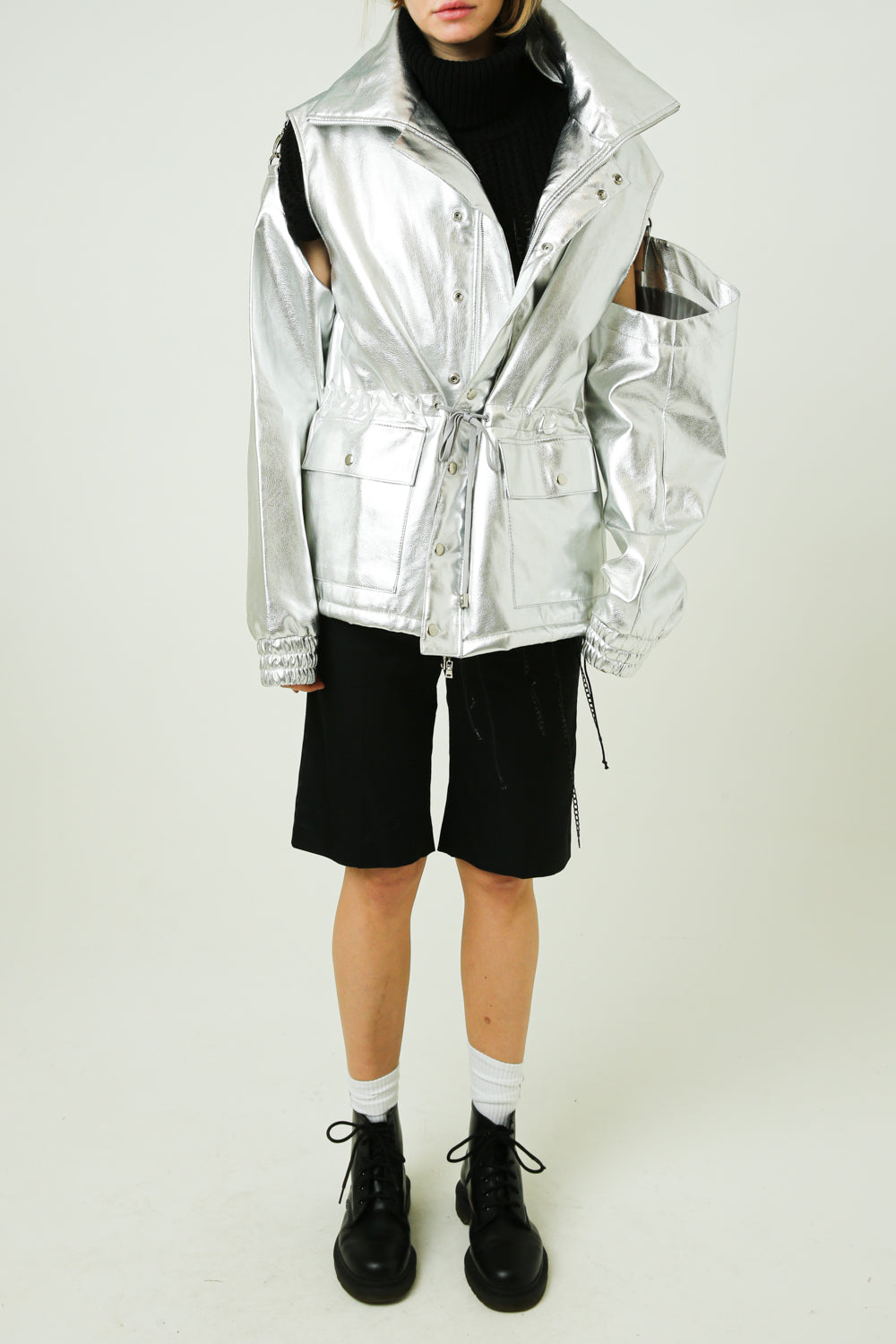 Jacket with detachable sleeves with carabiners