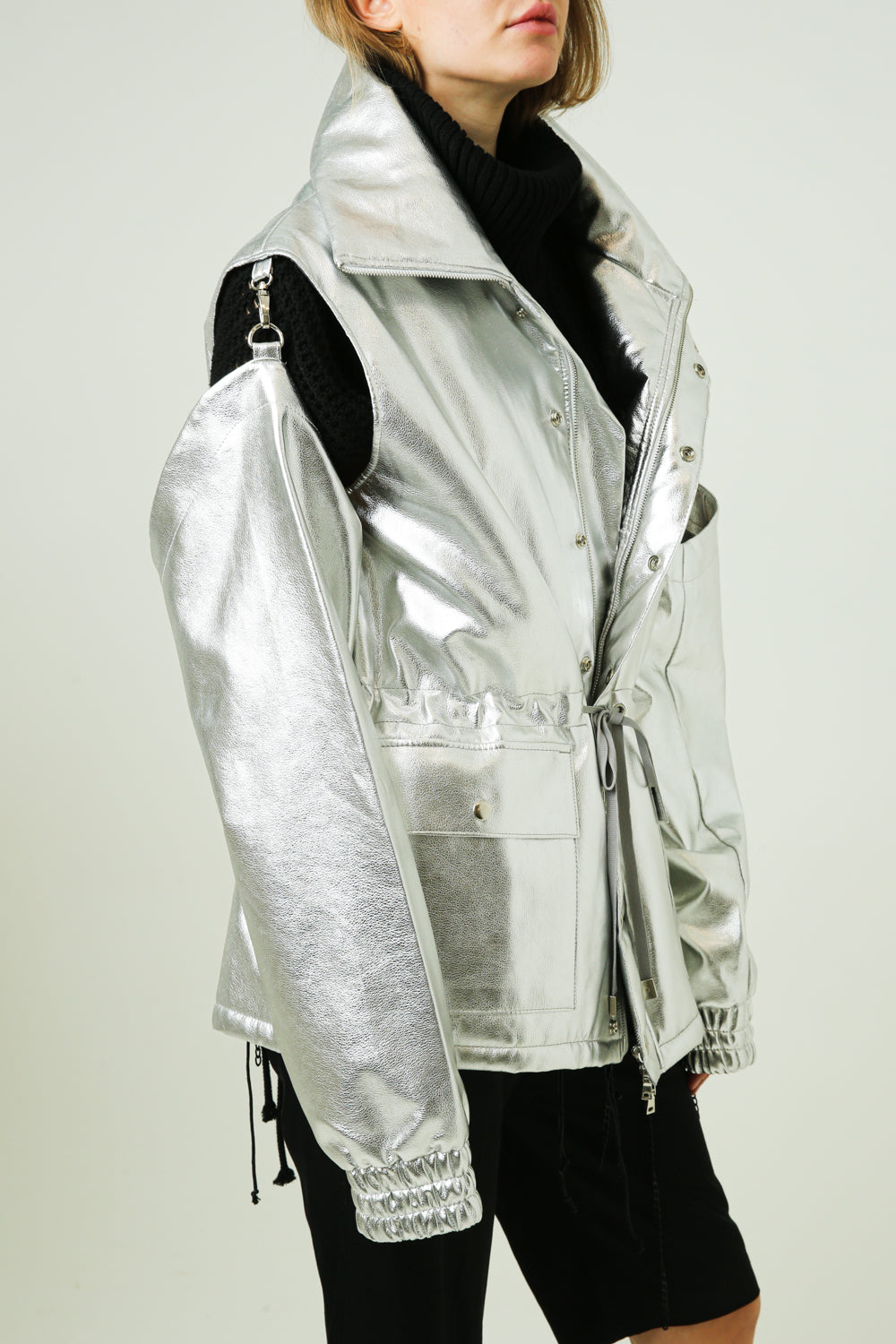 Jacket with detachable sleeves with carabiners