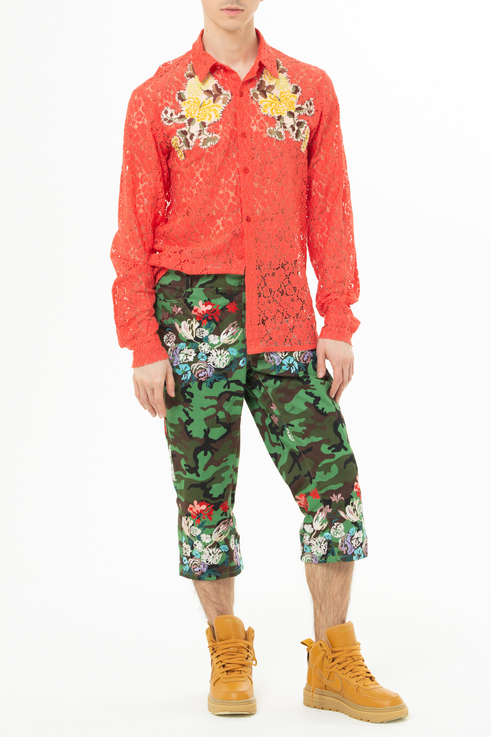 Cropped pants in printed military-inspired fabric